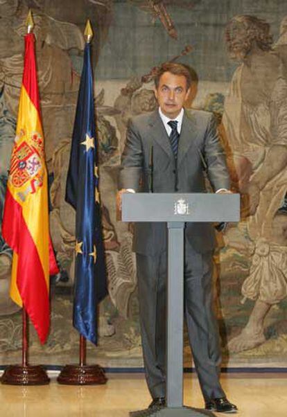 Zapatero, durante la declaración institucional en La Moncloa.