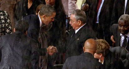 Castro y Obama se estrechan la mano en Sudáfrica.