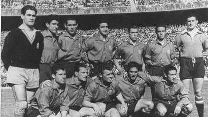 Ramallets, Matito, Garay, Campanal, Mauri, Zárraga y Carmelo. Mañó, Pérez Paya, Kubala, Rial y Gento. Debut con la Selección contra Inglaterra.