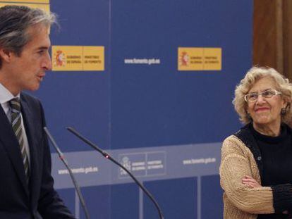 El ministro de Fomento, Íñigo Gómez de la Serna, y la alcaldesa de Madrid, Manuela Carmena.