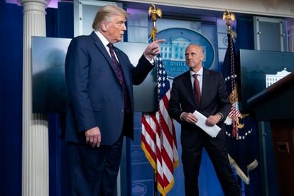 El presidente estadounidense, Donald Trump, junto al jefe de la FDA, Stephen Hahn, el domingo en la Casa Blanca.