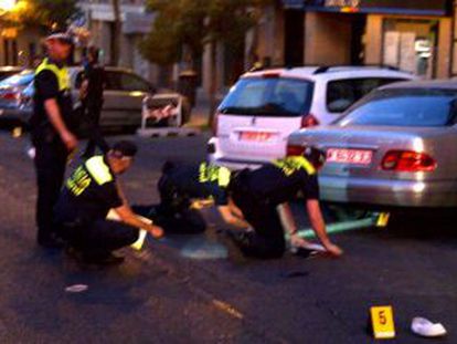 Los policías acordonan la zona del accidente, en la calle Toledo.