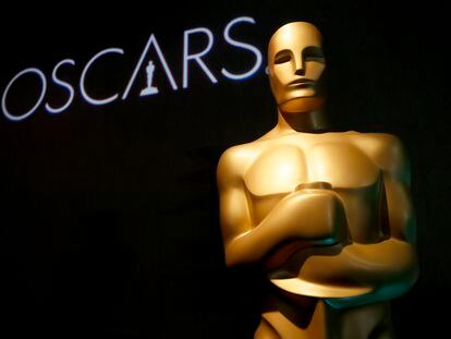 Una réplica a gran escala de una estatuilla de un premio Oscar, en Beverly Hills.