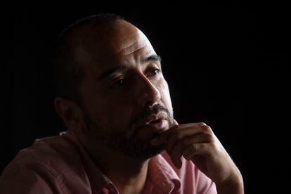 Carlos Hernández Vázquez, director del documental 'Lejos de casa', durante la entrevista con EL PAÍS. 