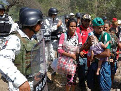 Los centroamericanos se enfrentan con la Guardia Nacional al pisar territorio mexicano