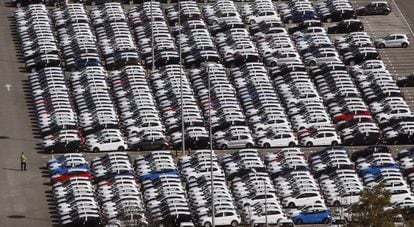 Coches nuevos en la factoría de Volkswagen en Navarra.