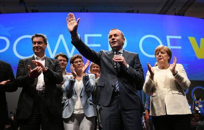 El candidato de los conservadores europeos, Manfred Weber, junto a Angela Merkel el viernes en Múnich