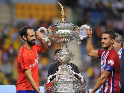 Juanfran y Koke sostiene el trofeo Carranza conquistado ante el Betis.