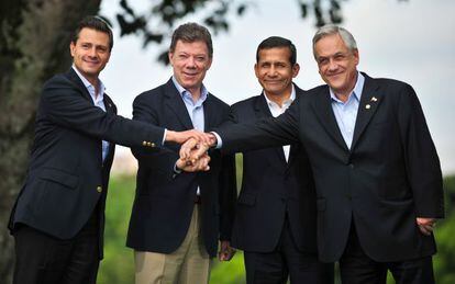 De izquierda a derecha, los presidentes de México, Colombia, Perú y Chile, el pasado mayo en Cali.