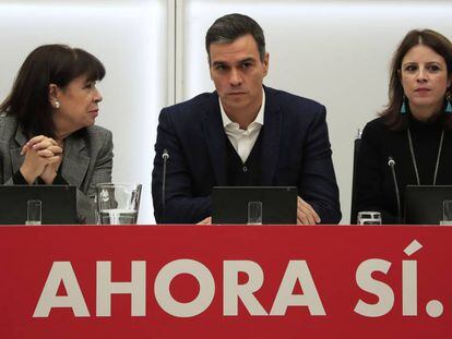 Desde la izquierda, Narbona, Sánchez y Lastra, al inicio de la reunión de la Comisión Ejecutiva. En vídeo, declaraciones del ministro de Fomento en funciones y secretario de Organización del PSOE.