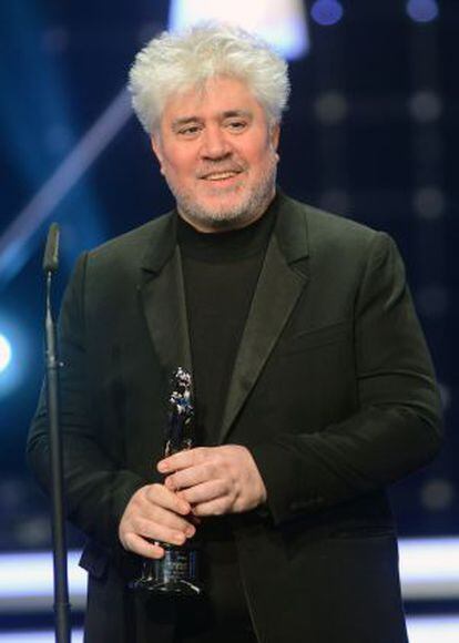 Pedro Almod&oacute;var, con su premio de honor.