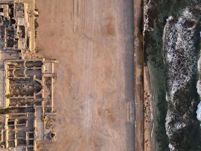 Vista aérea de la antigua ciudad romana de Cesarea (Israel), a orillas del Mediterráneo.