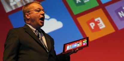 Stephen Elop presenta la tableta Nokia Lumia 2520, dos meses despu&eacute;s de vender la divisi&oacute;n a Microsoft.