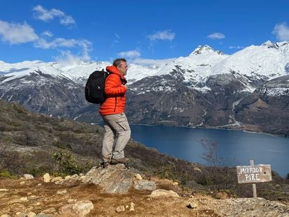 Vista del lago Bertrand y el Cordón Contreras desde el mirador Pire, en la Patagonia Chilena.