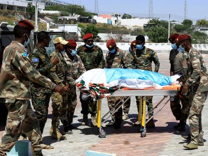 Un grupo de militares somalíes traslada el cuerpo del general retirado Mohamed Nur Galal, este lunes en Mogadiscio.