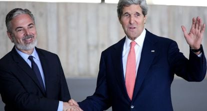 El canciller brasileño Antonio Patriota recibe a John Kerry.