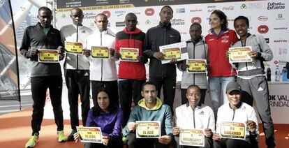 Los atletas de élite que participarán en la maratón posan juntos.