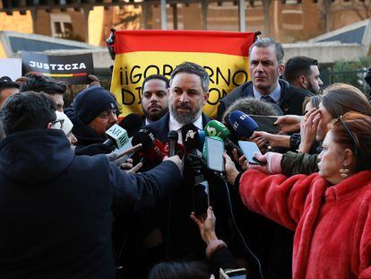 El presidente de Vox, Santiago Abascal, atiende a los medios antes de presentar un recurso de inconstitucionalidad en la sede del Tribunal Constitucional, este jueves.