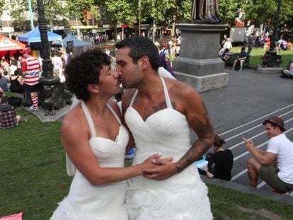 Dos hombres vestidos con traje de novia se besan en Melbourne, Australia. EFE