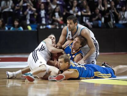 Reyes y Carroll pugnan por el bal&oacute;n contra Planinic y Monya.