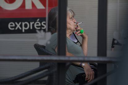 Una mujer fuma en una terraza en el centro de Madrid.