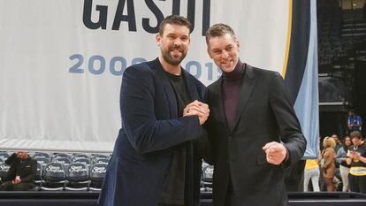 Marc Gasol (a la izquierda) saluda a su hermano Pau Gasol, este sábado, en Memphis, tras el homenaje de retirada de su camiseta.