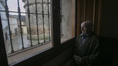 Un hombre de 90 años mira por la ventana, en una imagen de archivo.