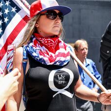 Manifestantes de la teoría de la conspiración QAnon protestan contra la indicación de quedarse en casa, el 1 de mayo de 2020 en San Diego, California.