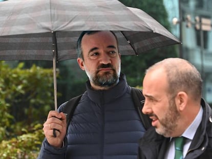 Francisco Martínez, con paraguas, sale de la Audiencia Nacional tras su primera comparecencia, el pasado enero.