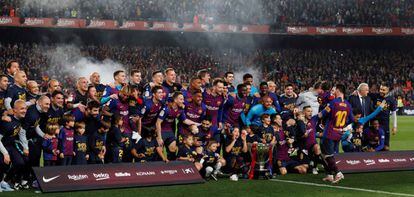 La plantilla del Barça, tras conquistar LaLiga.