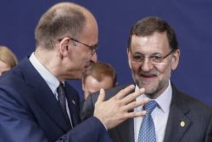 El presidente del Gobierno español, Mariano Rajoy (d), conversa con el primer ministro italiano, Enrico Letta.