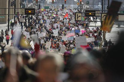 Mientras los manifestantes denunciaban las políticas del gobierno, el presidente Donald Trump intentó voltear las cosas a su favor: en un tuit llamó a salir a la calle a "celebrar los históricos logros y los éxitos económicos sin precedentes de estos 12 últimos meses". En la imagen, ambiente de la manifestación en Cincinnati.