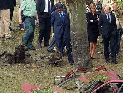 Rubalcaba y Chacón visitan el lugar del atentado en Santoña.