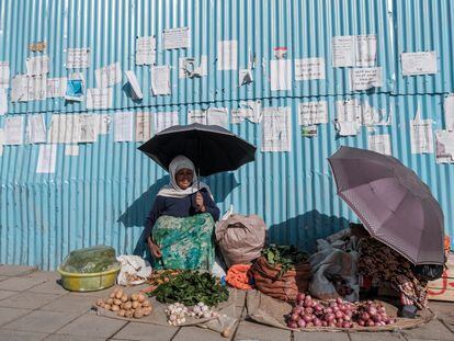 Dos mujeres venden verduras en un puesto callejero en Etiopía.