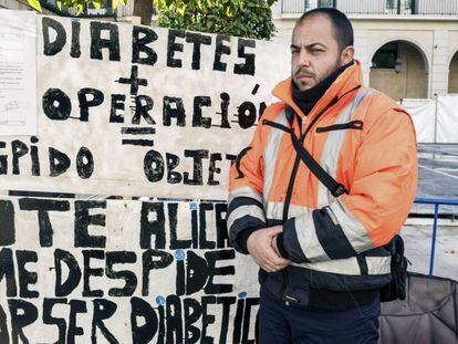 El trabajador ahora readmitido. 