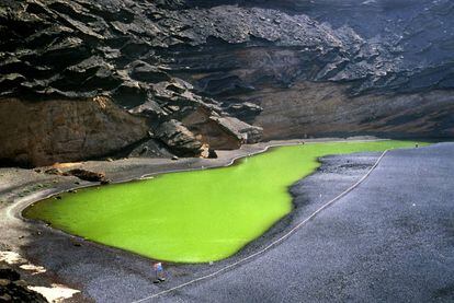 La Laguna Verde o el Charco de los Clicos, en el parque natural de Los Volcanes, en Lanzarote, se encuentra en una zona despoblada, en el interior de un gran cráter abierto al mar conocido como El Golfo. Una laguna de color verde por la presencia de organismos vegetales en suspensión, conectada al mar por grietas subterráneas, y separada de él por una playa de arena. Debe su nombre a unos mariscos (clicos) que se extinguieron cuando soltaron dos tortugas en sus aguas. El baño está prohibido.