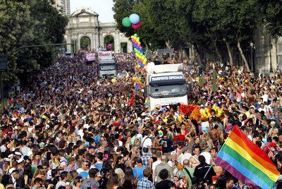 La multitud jaleando el paso de las carrozas que partieron de la Puerta de Alcalá.