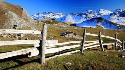 Panor&aacute;mica de Puerto Pinos, un monte leon&eacute;s propiedad de Mieres (Asturias).