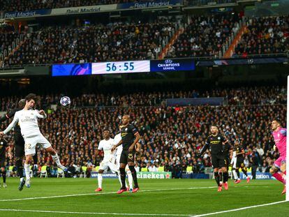Isco, golpea de cabeza en el partido de ida de la Champions del Real Madrid contra el Manchester City.