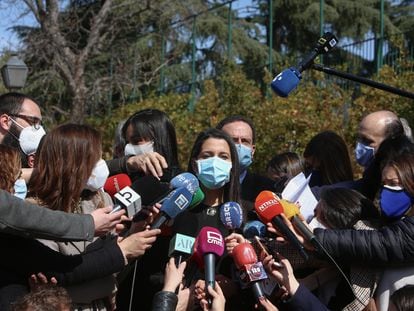 La presidenta de Ciudadanos, Inés Arrimadas, atiende a los medios durante el acto de la Asociación de Víctimas del Terrorismo, este jueves en Madrid.