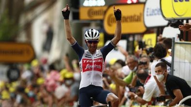 Bauke Mollema cruza la meta el primero en la 14ª etapa del Tour de Francia.