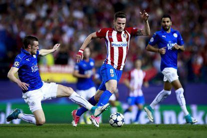Saúl Niguez, del Atlético de Madrid,se lleva el balón ante el jugador del  Leicester City, Jamie Vardy.