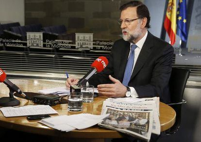 El presidente del Gobierno, Mariano Rajoy, durante la entrevista con Radio Nacional. 
