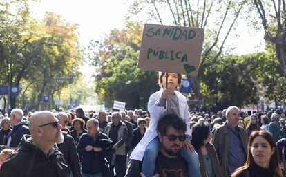 Un niño sujeta una pancarta durante la marcha por la defensa de la sanidad pública en Madrid. 