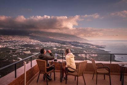 Dos clientes en la Cafetería Mirador Time, en la Montaña del Time (Tazacorte), en La Palma.