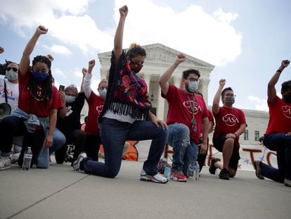 Un grupo de personas se manifiesta frente a la Corte Suprema de EE UU en defensa de los 'dreamers', en junio de 2020.