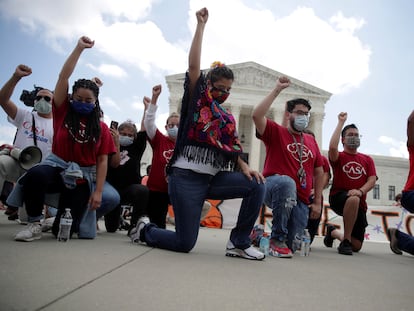 Un grupo de personas se manifiesta frente a la Corte Suprema de EE UU en defensa de los 'dreamers', en junio de 2020.