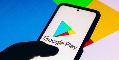 Logo de la tienda Google Play en un móvil.