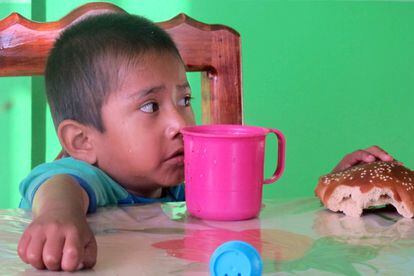 Un niño desayuna en el pueblo de Río Venado. Las comidas allí suelen ser dos al día. La comida principal por lo general se reduce a unas tortillas de maíz preparadas con el maíz que ellos cultivan, acompañadas simplemente por unos frijoles, una salsa de chile o apenas unos granos de sal.