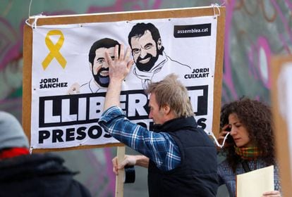 Un hombre porta una pancarta de apoyo a Sànchez y Cuixart, el sábado en Berlín